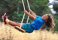 Fotografía de una niña pequeña en un columpio